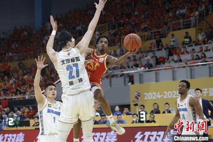 广厦在CBA总决赛历史性首胜到来，主场103-96击败