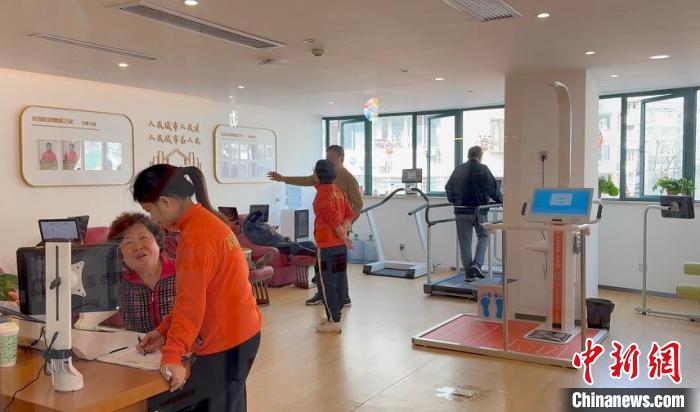 上海社区健身新举措：55岁以上老人专属运动空间