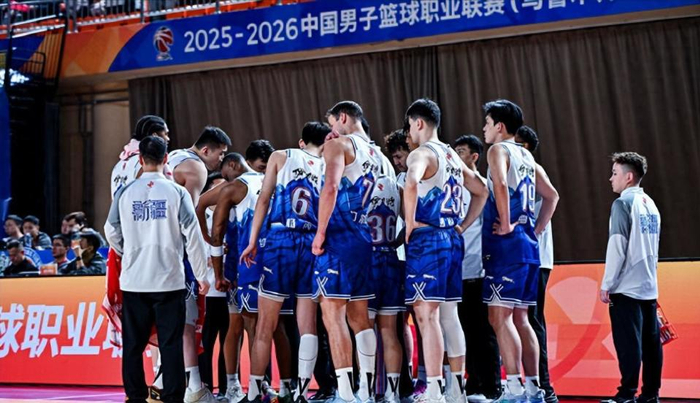 新疆男篮主场惜败深圳 教练首秀难挽颓势