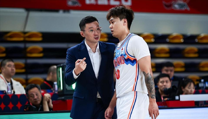 新疆男篮主场惜败深圳 教练首秀难挽颓势