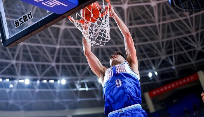 新疆男篮主场惜败深圳 教练首秀难挽颓势