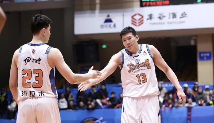 新疆男篮主场惜败深圳 教练首秀难挽颓势