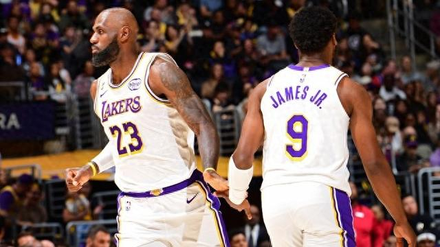 布朗尼：老詹季后赛每一句话都为赢球 父子同场