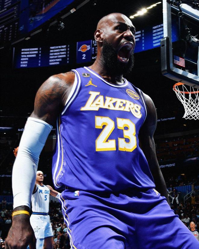 詹姆斯复出率队逆转勇士 父子联手助湖人稳住西