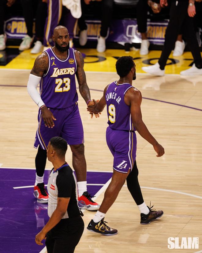 詹姆斯复出率队逆转勇士 父子联手助湖人稳住西