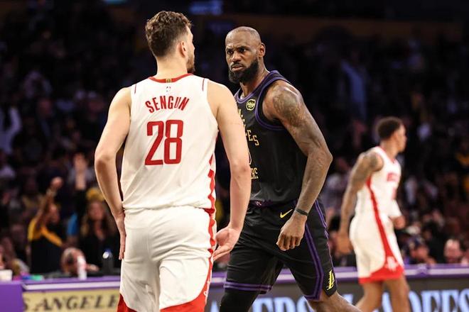 湖人战术围猎申京 勒布朗精准拆解火箭防守体系